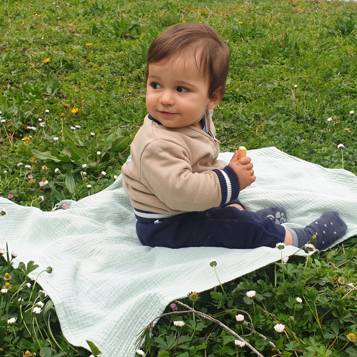 breastfeeding cover can be used as a blanket 